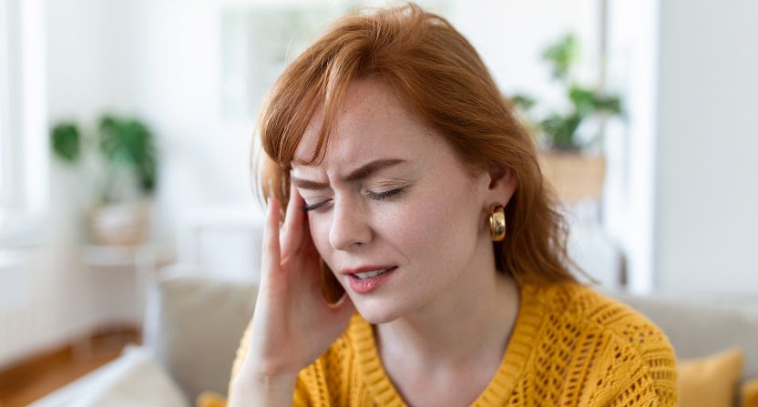 Femme qui a un maux de tête